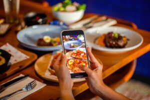 Food Influencers: Εκβιαστές και απατεώνες, ο νέος πονοκέφαλος της εστίασης