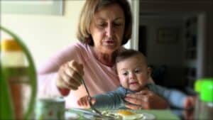 Αφήνετε τα παιδιά σε γιαγιά και παππού; Δείτε τις επιπτώσεις σύμφωνα με νέα επιστημονική μελέτη