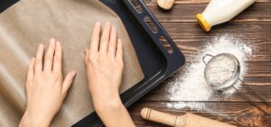 Λαδόκολλα: Ανιχνεύτηκε υποκατηγορία PFAS που μπορεί να προκαλέσει βλάβες σε δόντια και οστά