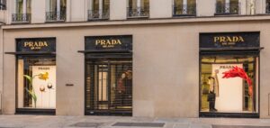 Versace, Gucci, Prada και 10 ακόμη γνωστοί οίκοι στο στόχαστρο της Εισαγγελίας για κατάφορη εκμετάλλευση εργατών