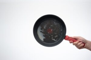 Γιατί οι κατσαρόλες και τα τηγάνια σας κολλάνε ακόμη και μετά το πλύσιμο και πώς θα τα καθαρίσετε αποτελεσματικά;