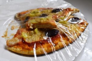Γιατί δεν πρέπει ΠΟΤΕ να καλύπτουμε τα ζεστά φαγητά με πλαστική μεμβράνη;