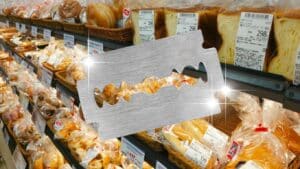 Έβαζε ξυραφάκια μέσα σε ψωμιά στα ράφια μεγάλου σούπερ μάρκετ – Την πρόδωσαν οι κάμερες