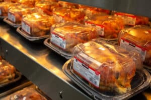 «Καμπάνα» 20 εκ. ευρώ σε μεγάλη αλυσίδα για τα ψητά κοτόπουλα – Μεγάλος ένοχος η … σακούλα!