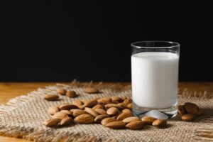 Έρχεται το γάλα από καβουρδισμένα αμύγδαλα; Η EFSA ανοίγει τη διαβούλευση