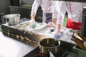 Γιατί ο νοροϊός επιβιώνει μήνες και ποιες είναι οι άμεσες οδηγίες καθαρισμού για τις ελληνικές επιχειρήσεις εστίασης