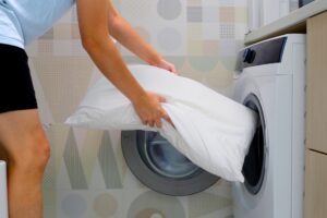 Πώς να πλένετε τα μαξιλάρια στο πλυντήριο κρατώντας τη γέμιση αφράτη και χωρίς σβώλους