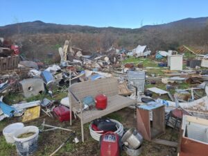 Θεσσαλονίκη: Συνελήφθη 57χρονος που πετούσε ανεξέλεγκτα παλιές οικιακές συσκευές, τραπέζια και καρέκλες