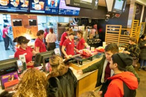 McDonald’s: Υπάλληλος στο νοσοκομείο με σοβαρά εγκαύματα – Έβαλε το χέρι της στην φριτέζα για να πιάσει το ακουστικό της!
