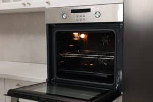 Πώς να καθαρίσετε τον φούρνο με ατμό χωρίς σκληρά χημικά