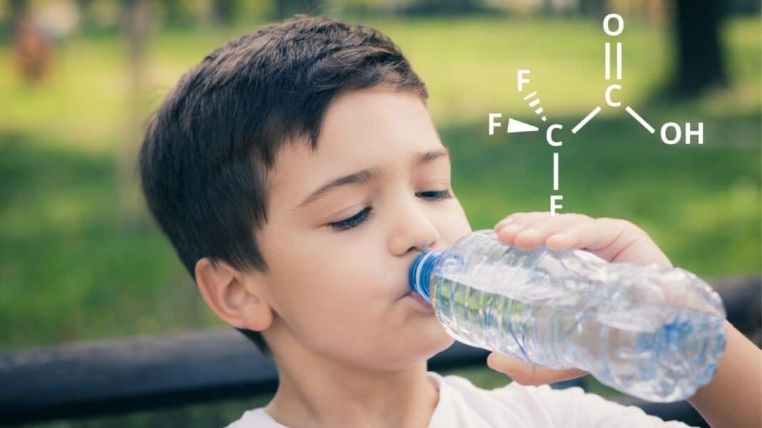 PFAS: Η Ευρώπη μειώνει σημαντικά το ασφαλές όριο έκθεσης σε μία από τις πιο διαδεδομένες «παντοτινές» χημικές ουσίες