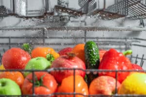 Μπορούμε να πλύνουμε φρούτα και λαχανικά στο πλυντήριο πιάτων; Τι λένε οι ειδικοί στην Ασφάλεια Τροφίμων;