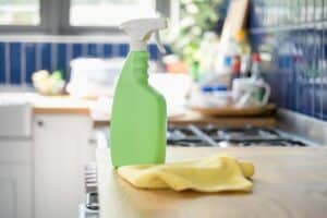 Πόσο επιβιώνουν τα βακτήρια τροφίμων στις επιφάνειες της κουζίνας μας και γιατί ο καθαρισμός δεν αρκεί