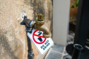 Εκκενώνεται χωριό λόγω κρυπτοσποριδίωσης από το πόσιμο νερό – Καταγγελίες για ανεπαρκείς εγκαταστάσεις επεξεργασίας