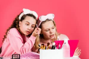 Καλλυντικά: Οι μάρκες έχουν βάλει στόχο προεφήβους και εφήβους – Γιατί ανησυχούν οι ειδικοί