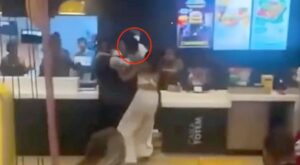 Η στιγμή που πελάτης των McDonald’s κλωτσάει υπάλληλο λόγω λάθους στην παραγγελία (βίντεο)