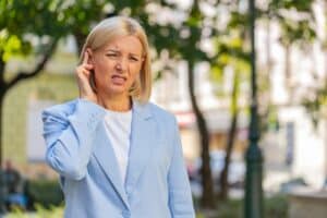 Πώς οι ενοχλήσεις στην ακοή προμηνύουν την εμμηνόπαυση για εκατομμύρια γυναίκες