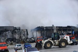 Βρέθηκε και 4η σορός στο φλεγόμενο εργοστάσιο μπισκότων «Βιολάντα» στα Τρίκαλα – Αγνοείται ακόμη μία εργαζόμενη