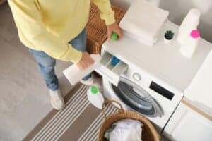 Ανακαλούνται πάνω από 1,4 εκ. συσκευασίες απορρυπαντικών για τα ρούχα – Ενδέχεται να περιέχουν βακτήρια που προκαλούν λοιμώξεις