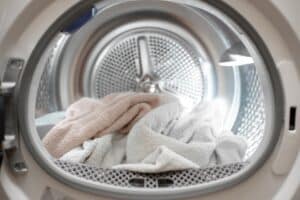 Γιατί δεν πρέπει ΠΟΤΕ να πλένουμε τις πετσέτες με τα υπόλοιπα ρούχα;