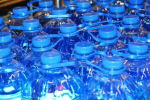 Ανακαλούνται 144.000 λίτρα απεσταγμένου νερού – Μέσα στα μπουκάλια επιπλέει μία “μαύρη” ουσία