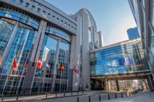Η ΕΕ αναστέλλει την Επικύρωση της Εμπορικής Συμφωνίας με τις ΗΠΑ