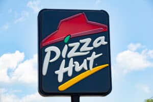 Pizza Hut: Εσωτερικός πληροφοριοδότης κατήγγειλε αποθήκευση τροφίμων στο πάτωμα και χρήση ληγμένων υλικών και απολύθηκε