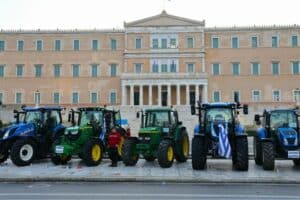 Αποχωρούν σήμερα από το Σύνταγμα τα τρακτέρ