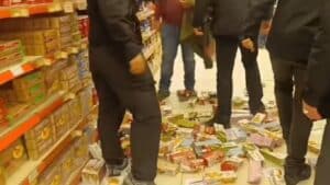Μπήκαν σε ΣΚΛΑΒΕΝΙΤΗ στο Βόλο και πέταξαν από τα ράφια τα μπισκότα ΒΙΟΛΑΝΤΑ