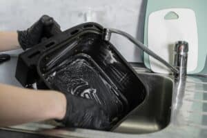 Το εύκολο κόλπο με τον «ατμό» για να καθαρίσετε τη φριτέζα σας σε 5 λεπτά χωρίς τρίψιμο
