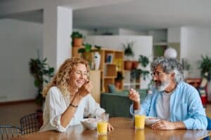 Τρία βασικά γεύματα ή περισσότερα και μικρότερα; Τι είναι πιο ωφέλιμο για τον εγκέφαλο μετά τα 40;