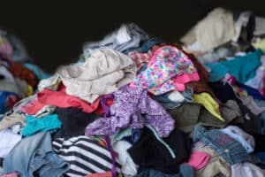 ΕΕ: Οι εταιρείες μόδας απαγορεύεται πλέον να καταστρέφουν απούλητα ρούχα και παπούτσια