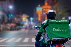 Ποια εταιρεία delivery ελέγχεται δικαστικά για μισθούς κάτω από το όριο της φτώχειας;