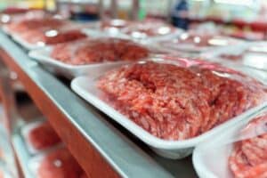 Η SPAR εξαλείφει τις πλαστικές θήκες στη συσκευασία κρέατος και σχεδιάζει ευρωπαϊκή επέκταση