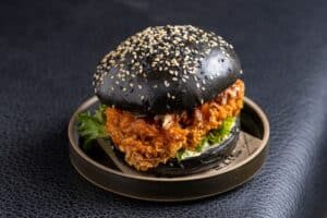 Σοκολατένιο burger κοτόπουλου: Η νέα viral τάση που διχάζει το διαδίκτυο