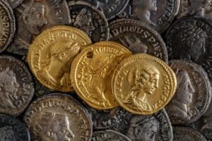Ψάχνοντας για αχινούς ανακάλυψαν έναν ανεκτίμητο θησαυρό από αρχαία νομίσματα