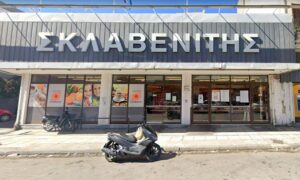 Σκλαβενίτης: Κουκουλοφόρος απείλησε με όπλο την ταμία και διέφυγε με τις εισπράξεις από κατάστημα της Θηβών