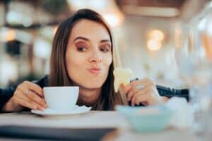 Κίτρινα δόντια από καφέ και αναψυκτικά – Πώς επηρεάζουν τη στοματική υγεία και γιατί η λεύκανση μπορεί να χειροτερεύσει την κατάσταση