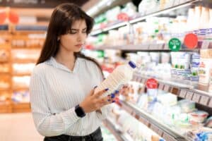 Επείγουσα ανάκληση γάλακτος από τα ψυγεία σούπερ μάρκετ λόγω χημικής ρύπανσης στα μπουκάλια