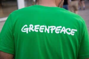 Greenpeace: Καταδικάστηκε να καταβάλει 345 εκατ. δολάρια σε εταιρεία πετρελαίου επειδή διαμαρτυρήθηκε για πιθανή ρύπανση των υδάτων