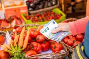 Η εκτόξευση των τιμών έως και 180% σε φρούτα και λαχανικά περιορίζει τις αγορές – Δείτε τον συγκριτικό πίνακα