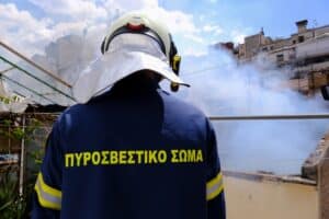 Άγιοι Ανάργυροι: Έσπασαν την τζαμαρία καφετέριας και έβαλαν φωτιά