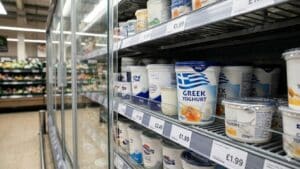 Γιαούρτι ελληνικής εταιρείας «εξαφανίζεται» από τα ράφια στα βρετανικά σούπερ μάρκετ