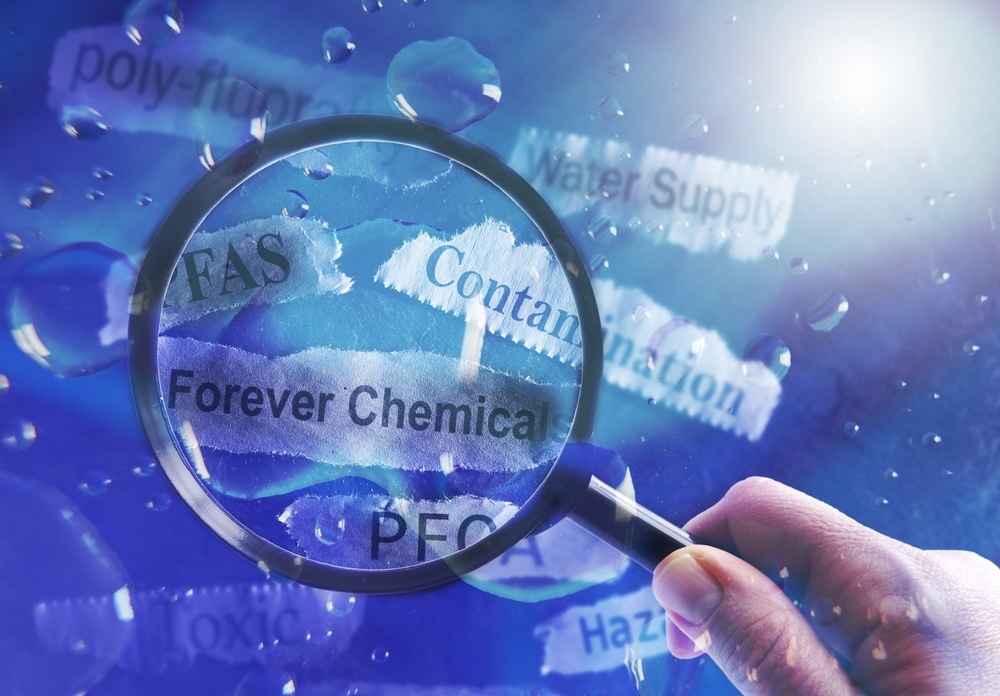 Φως στη μάχη κατά των PFAS: Πώς η υπεριώδης ακτινοβολία διασπά τα «αιώνια χημικά»