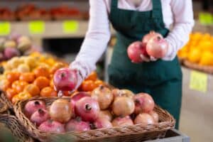 Ρόδια με υψηλά επίπεδα επικίνδυνου φυτοφαρμάκου στους πάγκους μεγάλης αλυσίδας σούπερ μάρκετ