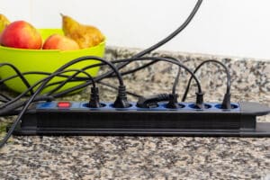 Κουζίνα: Ποιες συσκευές δεν πρέπει να συνδέετε σε πολύπριζο και γιατί κινδυνεύετε αν το κάνετε