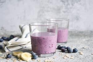 Smoothie βρώμης με βατόμουρα: το πρωινό που σε χορταίνει για ώρες χωρίς να χρειαστεί να καθίσεις να φας