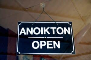 Πότε αρχίζει το εορταστικό ωράριο για το Πάσχα – Ποια Κυριακή είναι ανοικτά τα καταστήματα