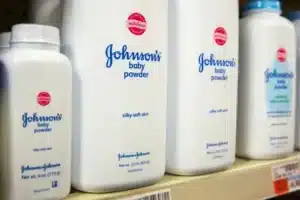 Ταλκ Johnson & Johnson: Νέο κύμα δικών και αποζημιώσεων σε ΗΠΑ και Ευρώπη για σοβαρές επιπτώσεις στην υγεία