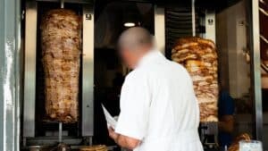 Σαλμονέλα στη Λαμία: Θετικά δείγματα σε κοτόπουλο και σουβλάκι, στο μικροσκόπιο τρεις προμηθευτές
